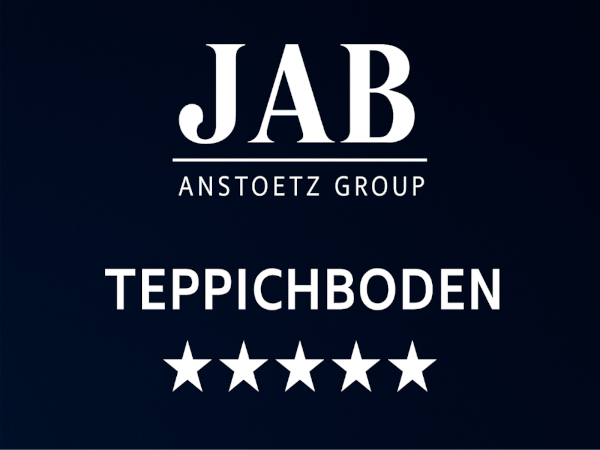 „Kategoriebild für JAB ANSTOETZ Teppichboden: strukturierter Teppichhintergrund in kräftigem Grün mit weißem JAB ANSTOETZ Logo oben links und großem Schriftzug ‚JAB ANSTOETZ TEPPICHBODEN‘ in Weiß.“